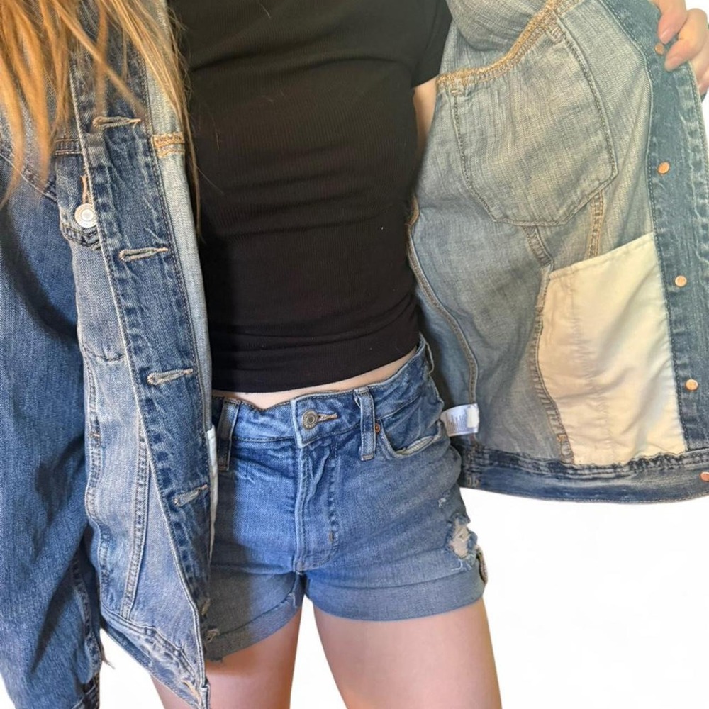 American Eagle Outfitters 100% cotton blue denim jacket Size S.
